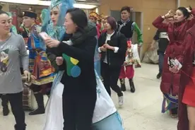 娘娘蒋欣带伤参加春晚彩排，行走靠人拖行，表情痛苦伤势不轻图片