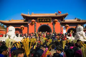 石家庄市民大年初一 柏林禅寺烧香祈福图片