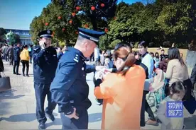 [春节我在岗]柳州：园博园安保活动现场 民警及时救助受伤儿童图片
