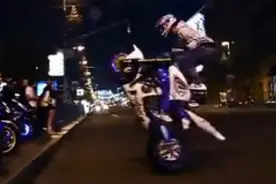 摩托车特技大神超酷车技秀，取下头盔一刻惊呆了！图片