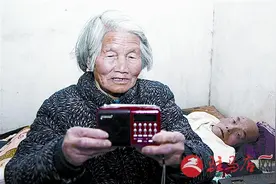 情人节 她送病中的老伴唱戏机图片