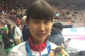 天上掉馅饼！韩国俩女撞人犯规领先者摔倒，中国短道小将捡金图片