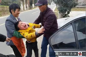 留守儿童的嚎哭更该刺痛城乡差距的神经图片