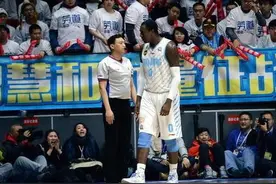 CBA第一外援年薪1600万，用发带砸裁判，篮协不敢处罚内幕图片