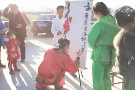 老公公背儿媳妇，这是唱的哪一出？图片