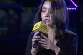 崔阿扎现场演唱《算了》，没有直播美颜的脸居然长这样！