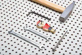 敲扁你的鼻子，「Nail It」钉子固定器是这么玩er的图片