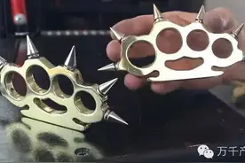 他用废旧的弹壳打造了一副金光闪闪的指虎图片
