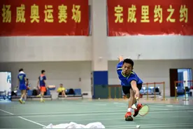 羽毛球——中国羽毛球队假日苦练备战里约图片