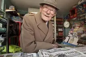 一个年入百万的卖报老人图片