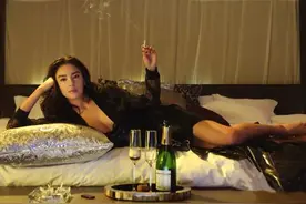 你这个扑街，居然去泡一条鱼！图片