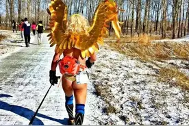 背上了这个小鹰腰包，冬天都可以裸奔了图片