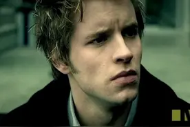 还记得主角头上有倒数计时的MV吗？终于找到了！图片