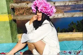 还记得戴花的女人杨二车娜姆吗？她的近照曝光 露大腿晒太阳图片