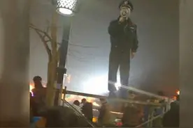 寻找“网红”民警 用脱口秀指挥夫子庙灯会人流图片