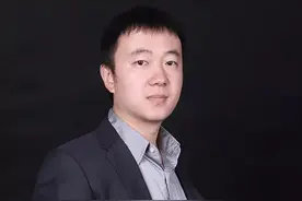 航拍摄影师王江：只要一跟飞机合影就炸机图片