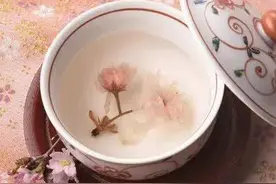 乐得跟朵花儿似的，樱花不仅能看还能吃！图片