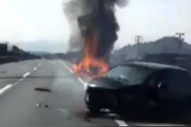 前车碎片戳破后车油箱 后车爆燃瞬间成火球图片