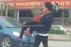 这才叫帅！龙岩一小伙霸气"横抱"老奶奶过马路！图片