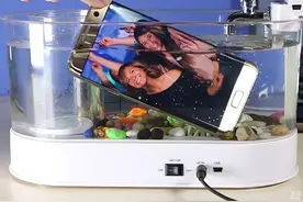 手机不怕水是怎样的体验？三星S7 edge防水测试图片