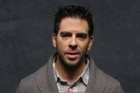 你看过的很多恐怖片都是他导演的，他最喜欢看人被鲨鱼吞掉和吓人图片