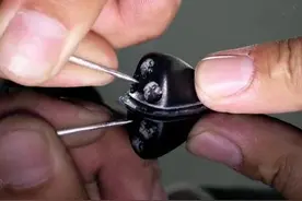 万通帮帮忙：一根回形针搞定雨刮器喷孔堵塞图片