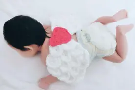 自己给小公主拍满月照.萌萌哒图片