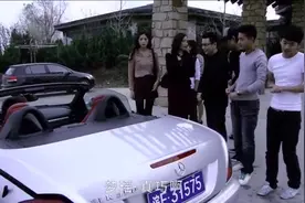 女子看到富豪送对手的豪车，直接把男友送她的礼物扔了视频封面