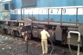 老司机给火车加油，2分钟都没加满，真是牛掰！视频封面