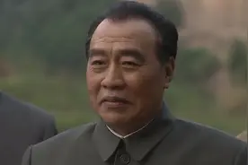 亩产粮食两万斤，没种过地的干部竟在司令员面前吹牛！视频封面