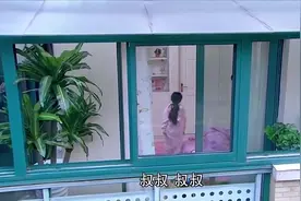 女友半路胃疼的不行，打电话让男友来接，男友着急摔了一跤视频封面