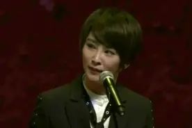 谢楠生完二胎后首次复工亮相 玉臂纤细身材傲人，依旧很美