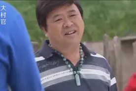 农村随地吐痰罚五十，俩人逮到了村首富，接下来的笑死了视频封面