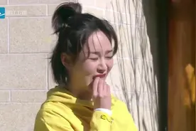 杨紫一激动不小心把牙套掉出来了，张一山一句补刀，被杨紫追着打视频封面