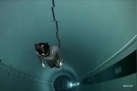 跳进水底的深渊，就这么一直沉到底，勇敢者的游戏！视频封面