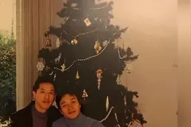 唐鹤德晒与张国荣昔日旧照 二人依偎坐在圣诞树下视频封面
