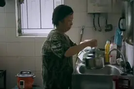 香港普通人的生活，十几平米的房子牛肉青菜还得分两餐吃