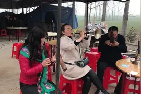 农村结婚办喜事，美女唢呐吹奏迎客曲，非常喜庆热闹