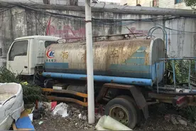 车主在哪？崭新洒水车停了4年锈迹斑斑无人认领图片