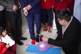 山东农村小伙接亲，新郎脱了袜子跳指压板，看着就疼视频封面