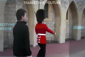 英国皇家卫兵：惹我生气信不信我一枪崩了你视频封面