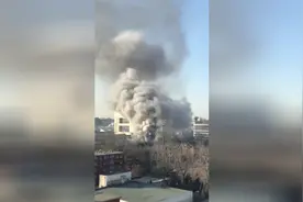北京交通大学实验室起火 浓烟弥漫视频封面