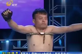 小伙现场表演口吐钢珠缩骨功，遭主持人打假，又一个江湖骗子！