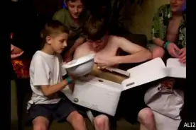 父亲送儿子假XBOX游戏机 8年后遭儿子“温馨报复”图片