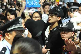 吴磊现身机场人气爆棚 粉丝拥挤数度摔倒现场混乱不堪图片
