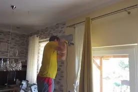 德国空调安装人工费太贵 男主人自己DIY安装LG空调