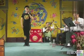 一个男人演唱评剧《刘巧儿》火红的太阳，这也太像新凤霞了视频封面