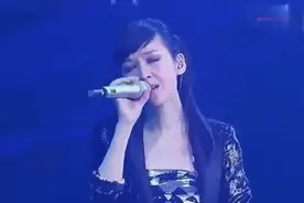 周慧敏怀念张国荣演唱会，中途几度哽咽，任达华落泪全场大同唱视频封面
