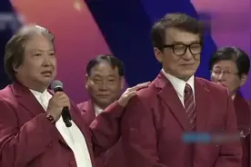 成龙：洪金宝是我大哥，洪金宝：你不要拍马屁了，不过听着很舒服视频封面