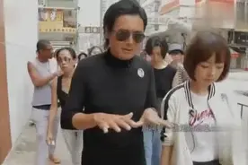 周润发街头偶遇老外，英文是真棒，全程交流丝毫无障碍视频封面